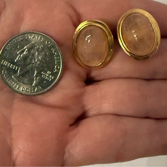 VINTAGE EARRINGS GOLD TONE PALE PINK SCARAB LOOK GLASS CABOCHON OVAL PIERCED - Picture 5 of 8